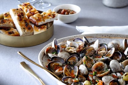 Clams With White Wine, Tomatoes & Capers
